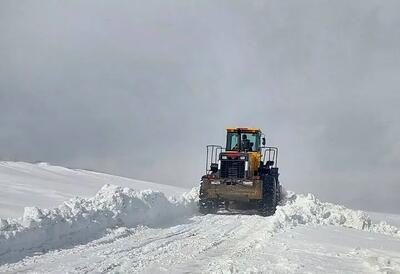  برف روبی ۲۲ کیلومتر از محورهای مواصلاتی آذربایجان‌غربی /تردد در جاده های استان برقرار است