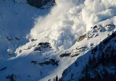 ریزش بهمن در روستای آلواتان با یک فوتی و یک مفقودی / ۲ نفر زنده پیدا شدند