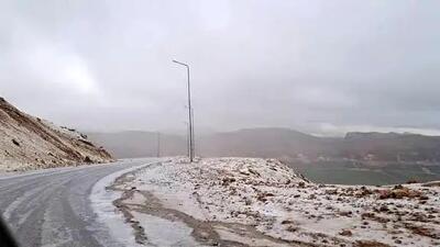  آغاز بارش برف در گردنه چری شهرستان کوهرنگ؛ رانندگان نکات ایمنی را رعایت کنند