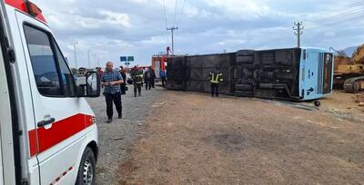 واژگونی اتوبوس در بزرگراه تهران-کرج: ۴ مصدوم و ترافیک سنگین