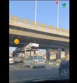 گیر کردن تریلی خودرو بر، زیر پل در مشهد/ ویدئو