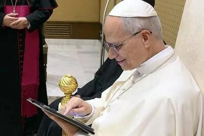 پاپ لئو ساعت سه صبح در اینترنت چه می‌کند؟!