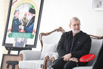  دیدار علی لاریجانی با خانواده شهیدان حاجی‌زاده و محمود باقری/ عکس خاص لاریجانی حین تماشای عکس های سرداران شهید جنگ 12 روزه + تصاویر - کلبه سرگرمی