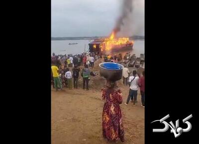 «نوح» سوار بر مرسدس‌ بنز! + ویدئو | تصاویری از آتش زدن کشتی نوح توسط مردم عصبانی - مجله اینترنتی کولاک