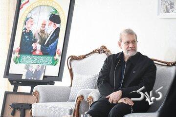 دیدار علی لاریجانی با خانواده شهیدان حاجی‌زاده و محمود باقری/ عکس خاص لاریجانی حین تماشای عکس های سرداران شهید جنگ 12 روزه + تصاویر - مجله اینترنتی کولاک