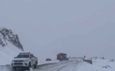 فیلم/ بارش برف در گردنه طالقان به هشتگرد