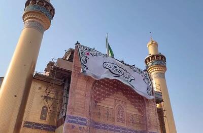 فیلم/ نصب کتیبه ولادت امیرالمومنین بر ایوان طلای نجف