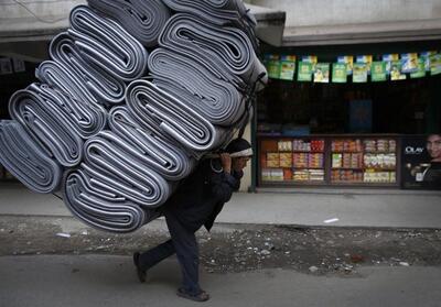 گزارش میدانی از باربران بازار تهران؛ بار سنگین بر دوش نوجوان ۱۶ساله و پیرمرد ۷۰ ساله