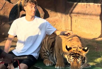 اعتراض حامیان حیوانات به دین هاوسن پس از مبارزه‌ او با یک ببر! / عکس - پارس فوتبال