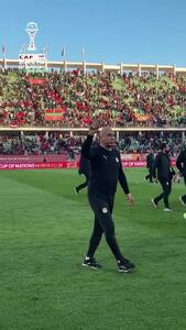 ویدئو: ادای احترام حسام حسن به هواداران پس از برد مصر - پارس فوتبال