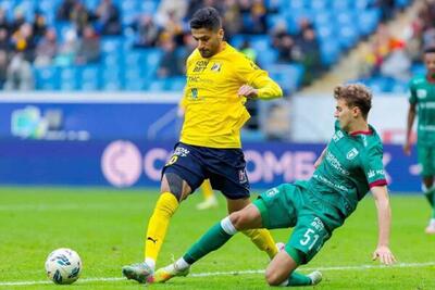 جنگ محمد محبی با هافبک روسیه؛ پنالتی زن اول تیم، میرونوف است! - پارس فوتبال