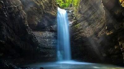  آبشاری در دل کوهستان‌ های غرب ایران + فیلم