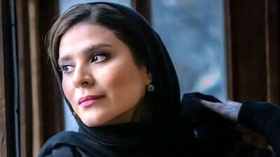  یادی کنیم از استایل شیک و مجلسی سحر دولت‌شاهی در خارج از کشور با لباس مشکی حاشیه طلایی و اکسسوری‌هایی به سبک ایران باستان