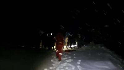 فیلم / ریزش بهمن در روستای آلواتان با یک فوتی و یک مفقودی / 2 نفر زنده پیدا شدند