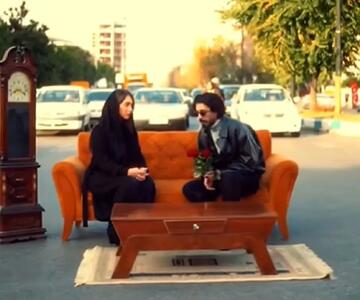 آواز قدغن؛ آقای خواننده واسه موزیک ویدیوش مبلمان برد وسط چهارراه با دختر پاشنه بلند