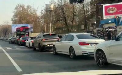 صف طولانی خودروهای لوکس برای خرید بنزین سوپر +‌ قیمت بنزین سوپر وارداتی