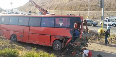 ترافیک در آزادراه تهران-کرج به علت تصادف اتوبوس / شهروندان از مسیر جایگزین استفاده کنند