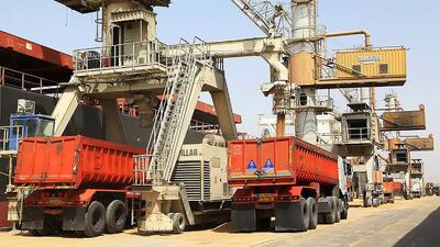  ۱۶ هزار تن کنجاله دامی با دستور قضایی از بندر امام خمینی (ره) ترخیص شد