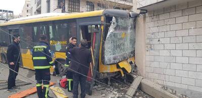 برخورد اتوبوس با مانع در اتوبان ستاری / دو نفر مصدوم به بیمارستان منتقل شدند