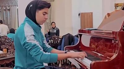 پیانونوازی تینا جهانشاهی بازیکن تیم بانوان استقلال
