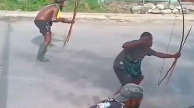 تصاویر درگیری قبیله‌ای در پاپوآ گینه نو با تیر و کمان!