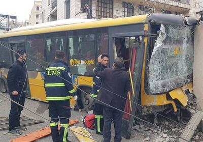 2 مصدوم در پی برخورد اتوبوس با مانع در خیابان مخبری - تسنیم