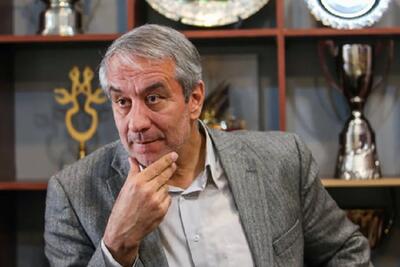 کفاشیان: زنوزی با صحبت‌هایش به تماشاگران خط می‌دهد