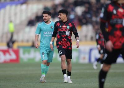 مربی تیم ملی در تهران بازی می‌بیند (عکس)