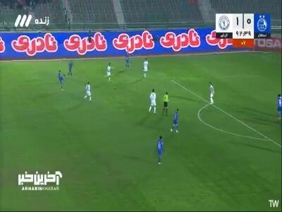 ضربه سر آزادی خطرناک از روی دروازه گل گهر به بیرون رفت