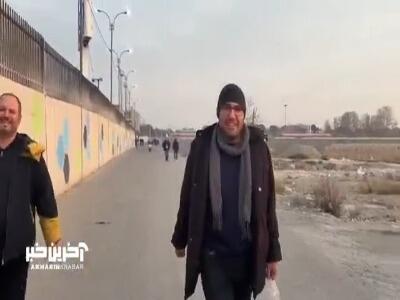 صحبت های هوادار استقلال پیش از آغاز مصاف دو تیم استقلال - گل گهر