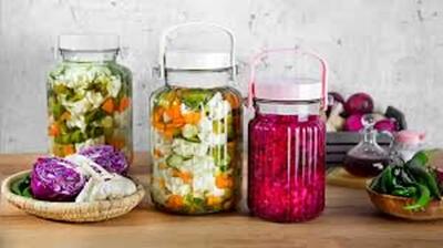 فاجعه در آشپزخانه! / بهترین ظرف برای نگهداری ترشی کدام است؟ دانشمندان هشدار دادند: «با این ظرف، سم وارد غذات می‌شه!» / سفال قدیمی یا شیشه مدرن؟ مقایسه‌ای که چشم‌هات رو باز می‌کنه!