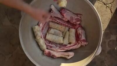  پخت دلمه کلم سنتی با گوشت بره در آذربایجان (فیلم)