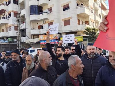 سوریه ؛ اعتراضات علوی ها علیه «سرکوب و کشتار» / رهبر علوی ها : درخواست فدرالیسم و حق تعیین سرنوشت / شعار و درخواست سیستم نامتمرکز