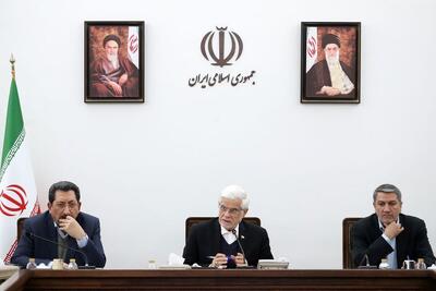 عارف: برخی کالاها از قفسه‌های فروشگاه‌ها در حال جمع شدن است که باید با سازوکار مشخصی با این مسأله مقابله کرد