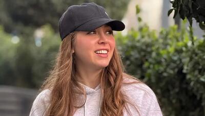 پریا مردانیان با هودی خاکستری و کیف لوکس در خیابان (عکس)