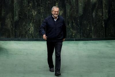 گفتگوی نماینده تندرو با پزشکیان در صحن امروز مجلس/ تاجگردون هم بود+عکس