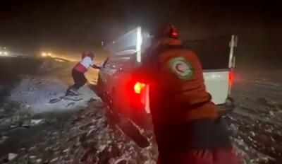 خودروهای گرفتار در برف و کولاک محور نقده ـ پیرانشهر