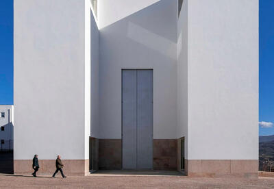 معماری مینیمال این کلیسا توجه همه را جلب می‌کند