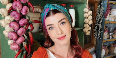  بازیگر سریال «ستاره شمالی» با رژ لب قرمز جذابیتش را به رخ کشید! - چی بپوشم