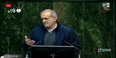  پزشکیان: عینکم را نیاوردم؛ به بچه‌ها بگویید یک عینک بدهند!+ فیلم