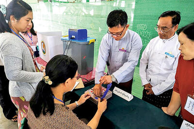 انتخابات زیر سایه ارتش