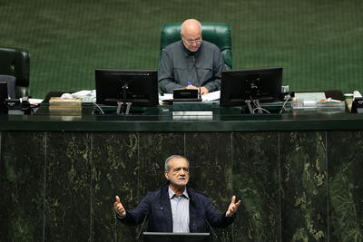  پزشکیان: چرا باید درحالی که مردم در سختی معیشت قرار دارند، ۶ میلیارد دلار از ارز را صرف واردات بنزین کنیم؟/ چرا این پول را به خود مردم ندهیم؟ + فیلم