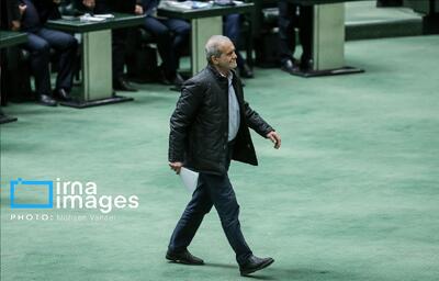  پزشکیان: جنگی بزرگ با شرورترین رژیم و استکبار جهانی به ما تحمیل شد/ کشور علی رغم اینکه با طوفان‌های مکرر روبرو شد، اما همه را پشت سر گذاشت+ فیلم