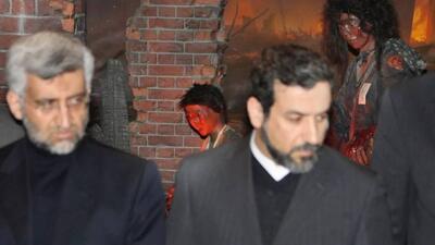 مسئولیت «وزیر خارجه» چیست که مدام در سفرهای استانی است؟/آقای رییس‌جمهور! سفیران ایران را به تهران فراخوانده و به عنوان نماینده‌ی وزیر خارجه در شهرستان‌ها برگزینید!