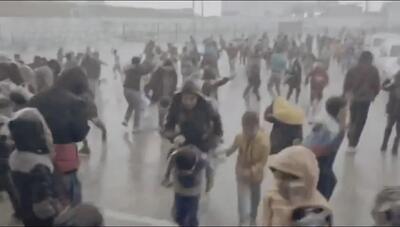 ببینید / شادی دانش‌آموزان اهوازی هنگام بارش باران