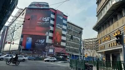 خطر تعطیلی مغازه‌ها در پی نوسانات ارزی؛ فعالان بازار موبایل چه می‌گویند؟