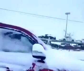 ببینید| تصاویری از شدت بارش برف در گذرگاه‌های مرزی عراق و ایران و ترکیه