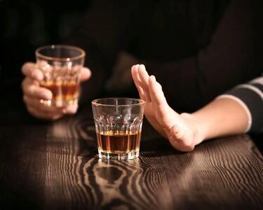 اگر ۳۰ روز الکل ننوشید، این ۷ اتفاق شگفت‌انگیز در بدنتان می‌افتد!