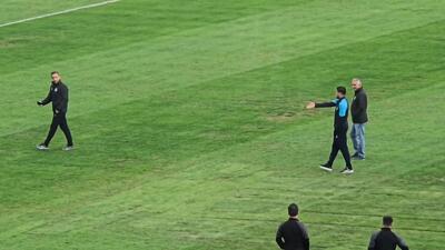 ناراحتی بازیکنان استقلال از وضعیت چمن ورزشگاه شهرقدس پیش از تقابل با گل گهر