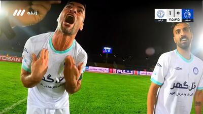 صحنه جالب اعتراض بازیکن گل گهر پس از خطای هند از زاویه دوربین روی پیراهن داور